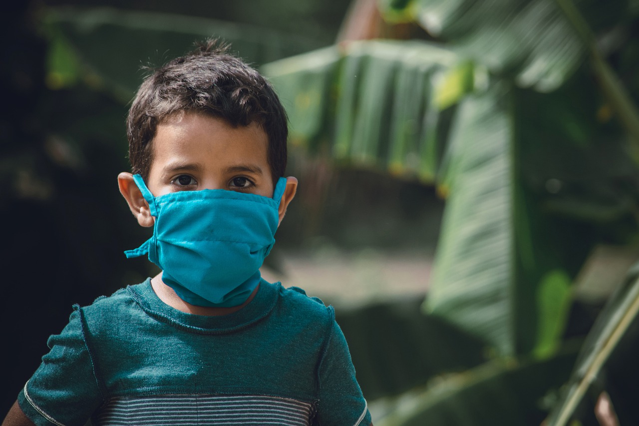 Un enfant portant un masque pour se protéger du coronavirus