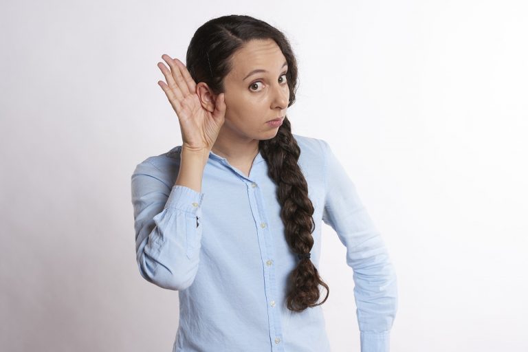 Une femme qui n'entend pas bien