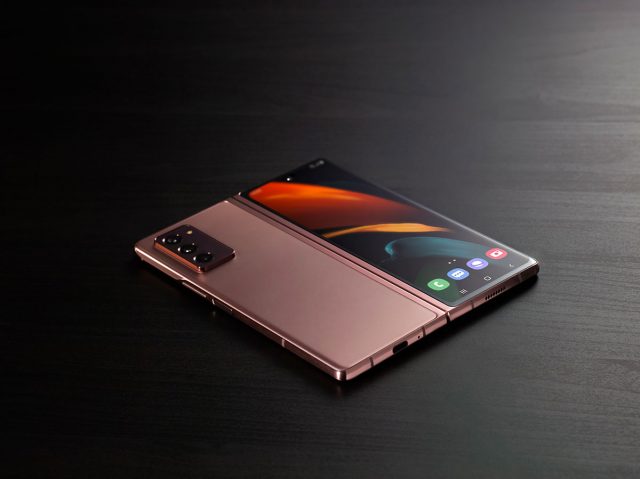 Le Galaxy Z Fold 2 déplié, en version Mystic Bronze