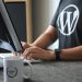 Un homme portant un tee-shirt Wordpress