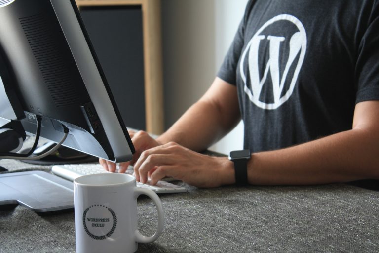 Un homme portant un tee-shirt Wordpress