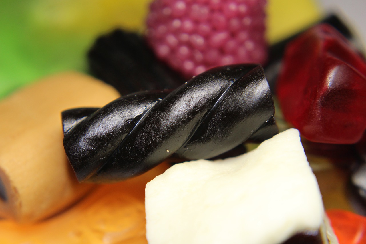 Des friandises dont un bonbon à la réglisse
