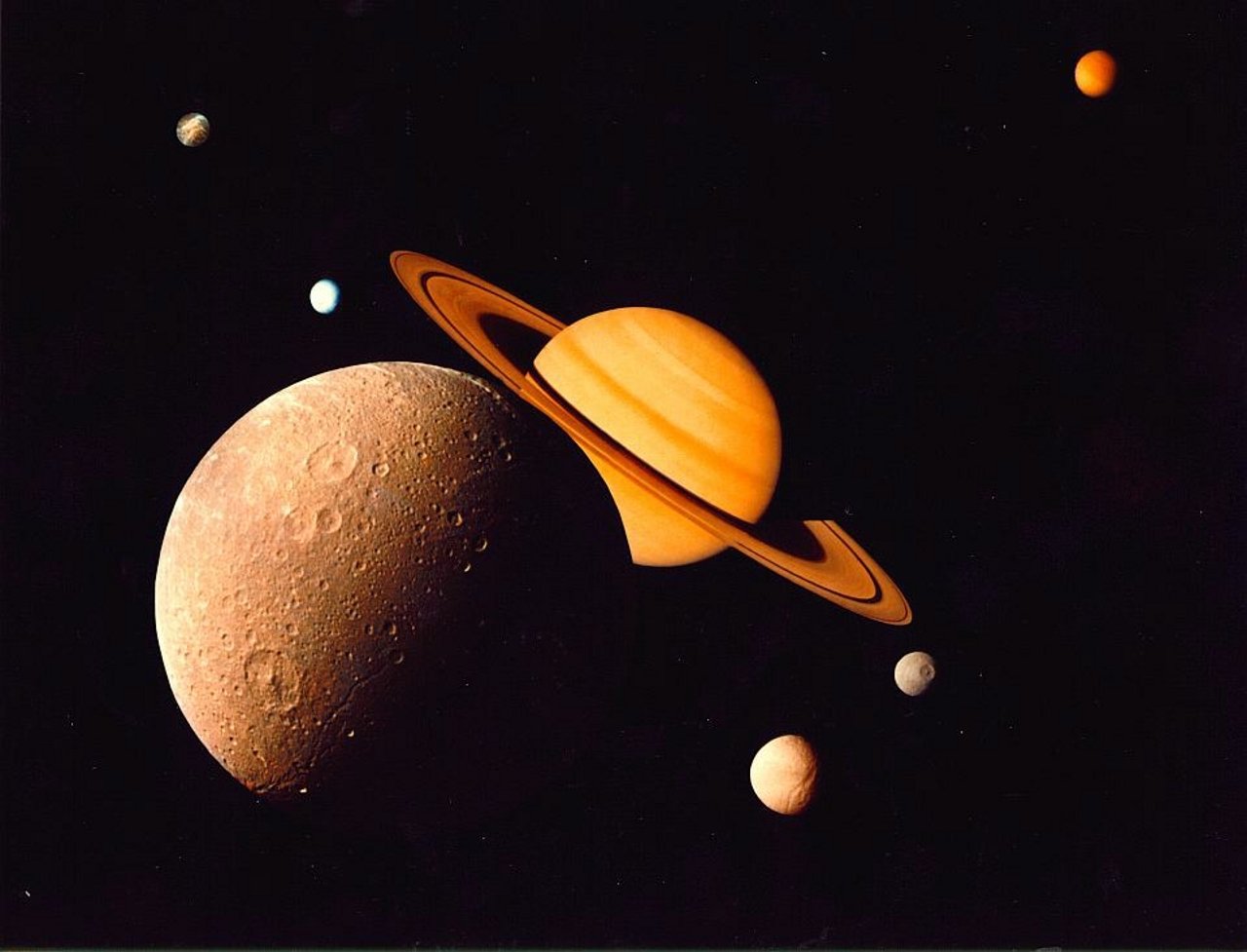 La planète Saturne et ses lunes