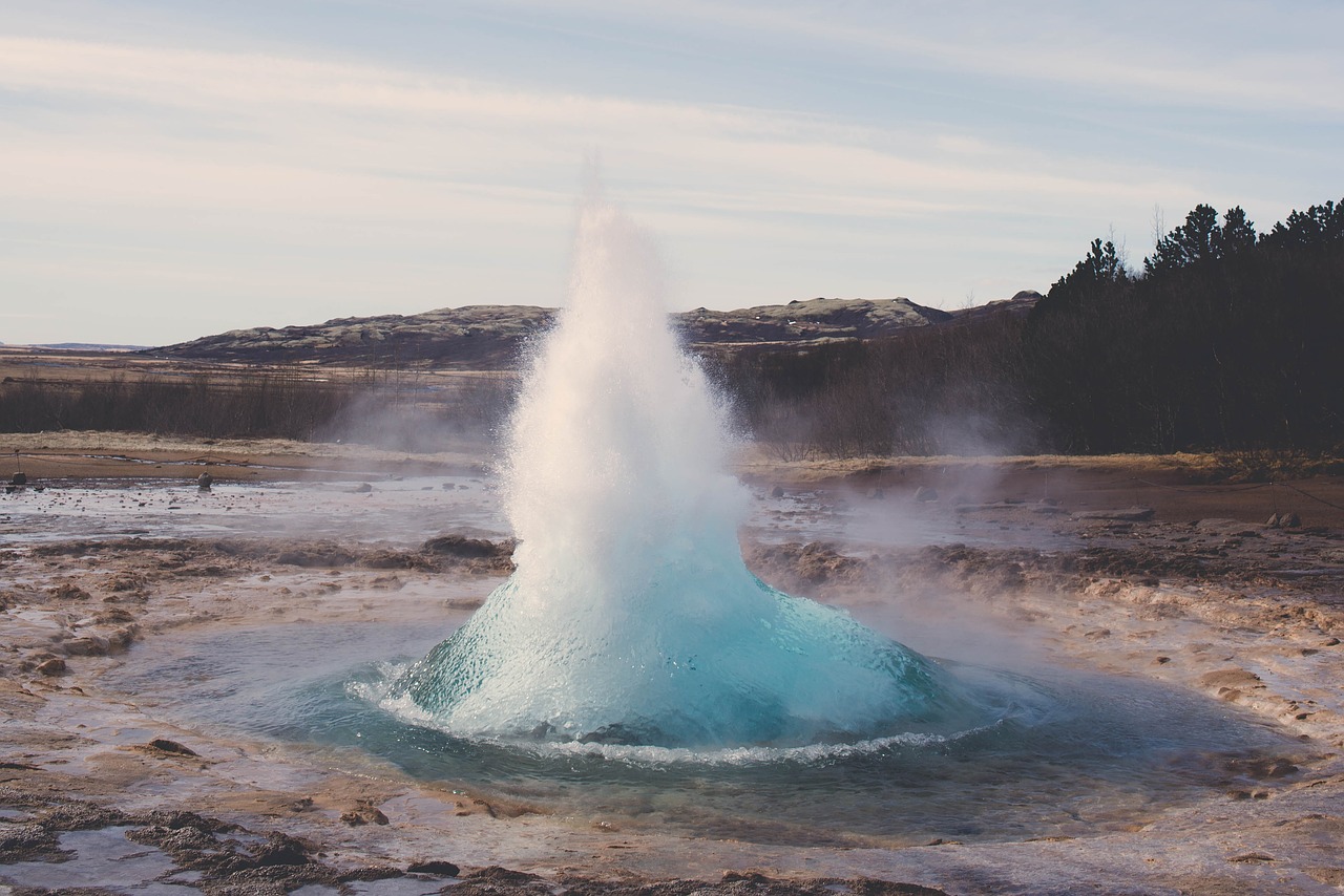 Un geyser alimentant une source thermale