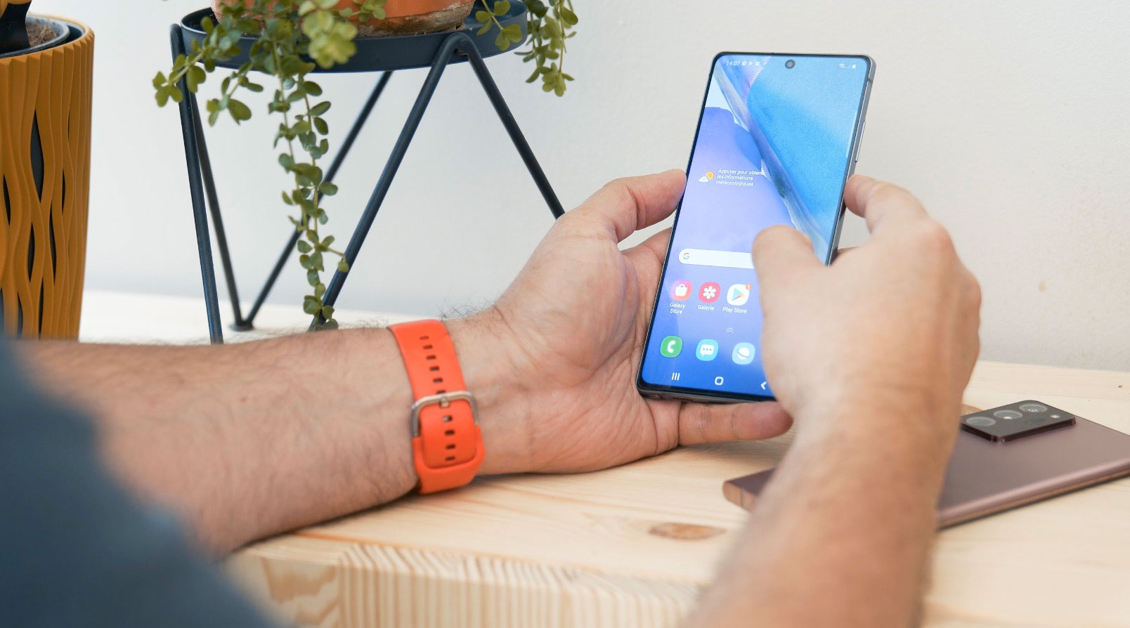 L'appareil est confortable à manipuler, mais vous aurez besoin de vos deux mains.