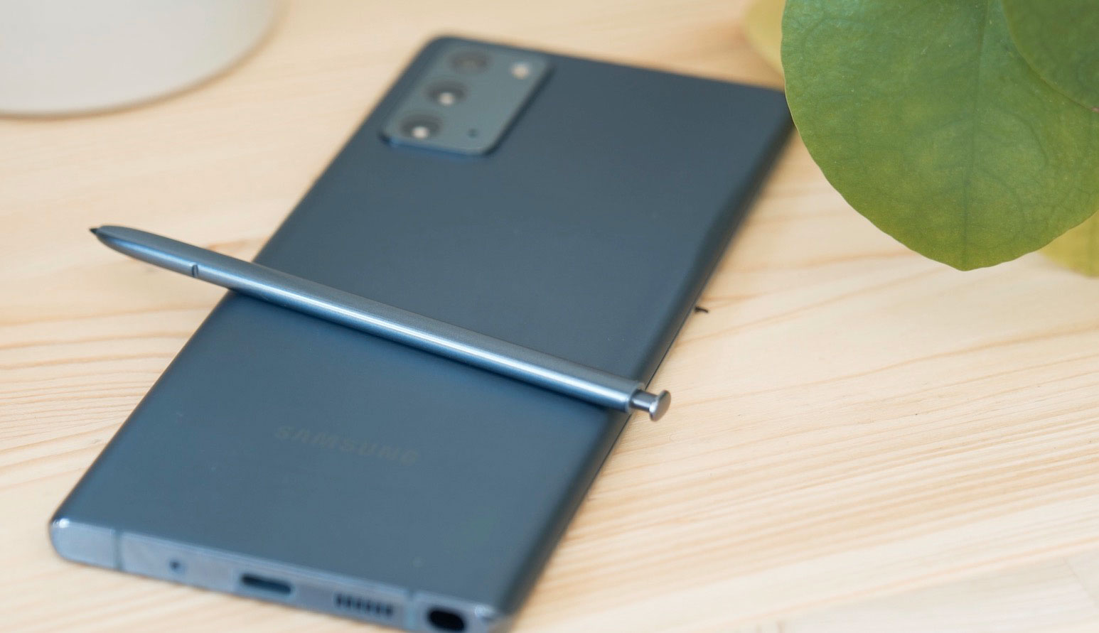 Cette année, le stylet est teint de la même couleur que le dos du téléphone