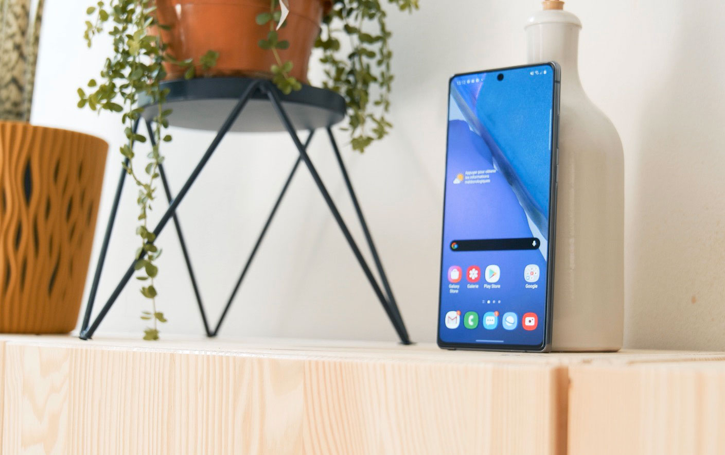 Les bordures qui encadrent la dalle du Galaxy Note 20 sont assez discrètes