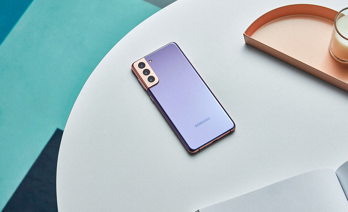 Le Galaxy S21 se déclinera même en version bicolore - crédits Samsung