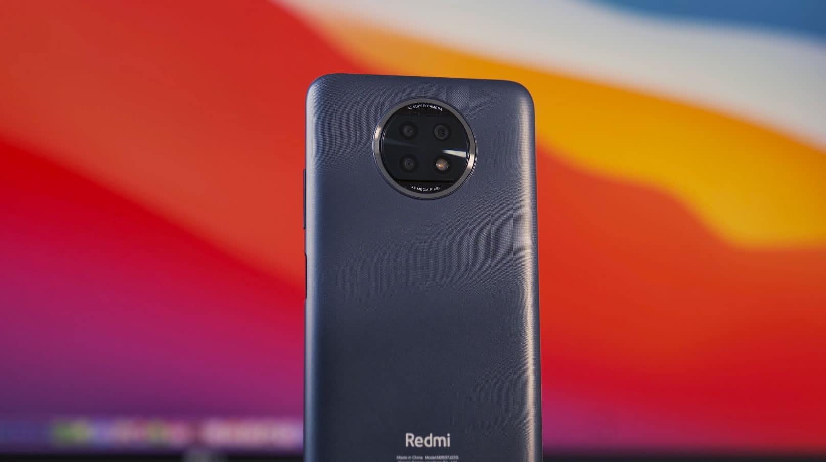 الجزء الخلفي مغطى بنسيج يجعل Redmi Note 9T أقل انزلاقًا في اليد