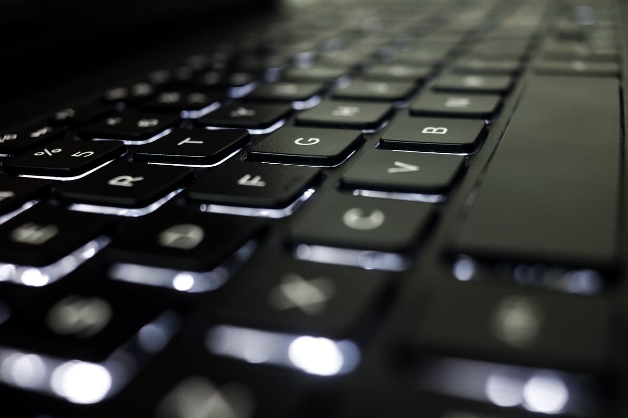 Un clavier composé de touches rétro éclairées