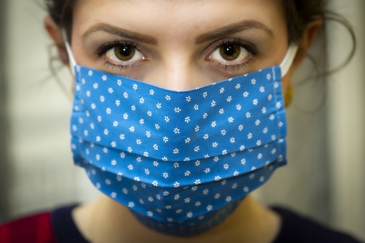 Une femme portant un masque pour se protéger de la Covid-19
