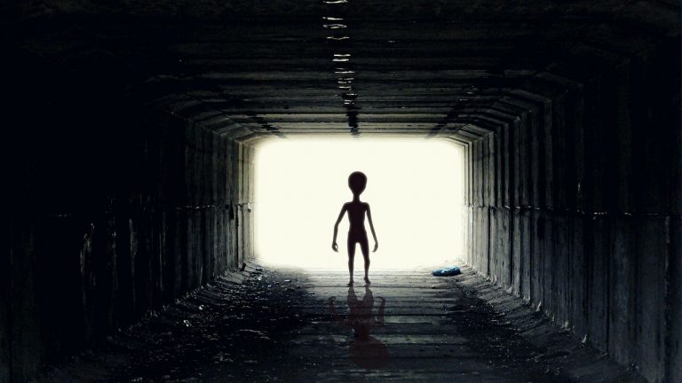 Un extraterrestre dans le couloir d'un vaisseau spatial