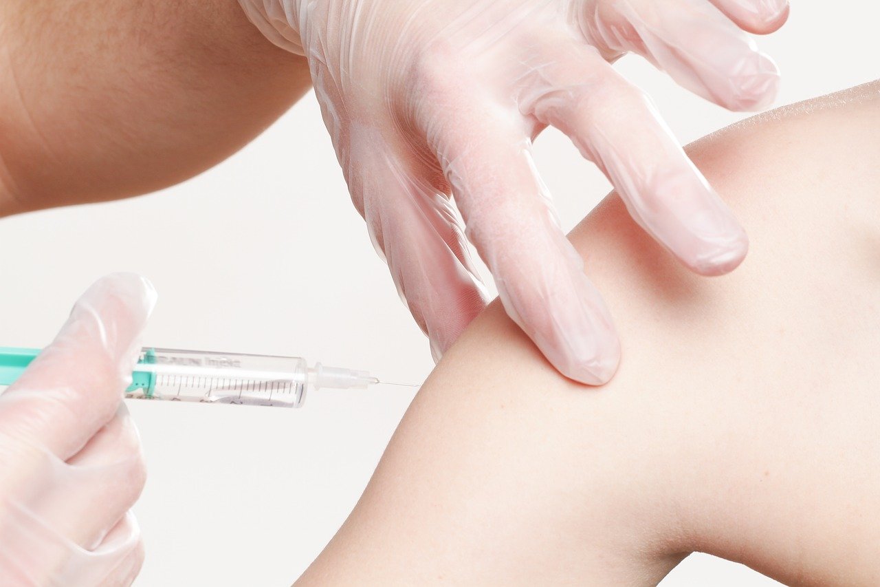 Une personne administrant un vaccin
