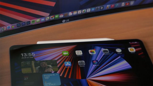 Un iPad Pro posé sur un bureau