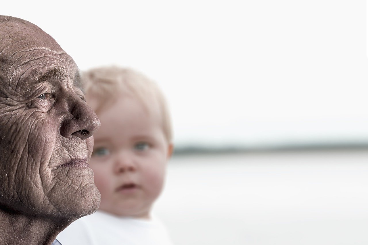 Un vieil homme aux côtés d'un enfant