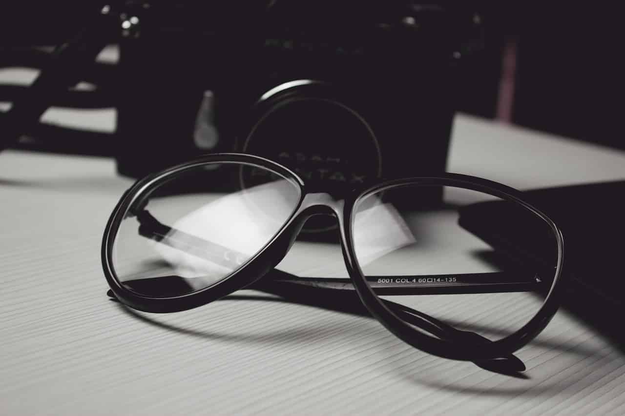 Une paire de lunettes posée sur un bureau