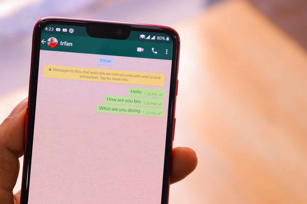 WhatsApp en train de tourner sur un smartphone