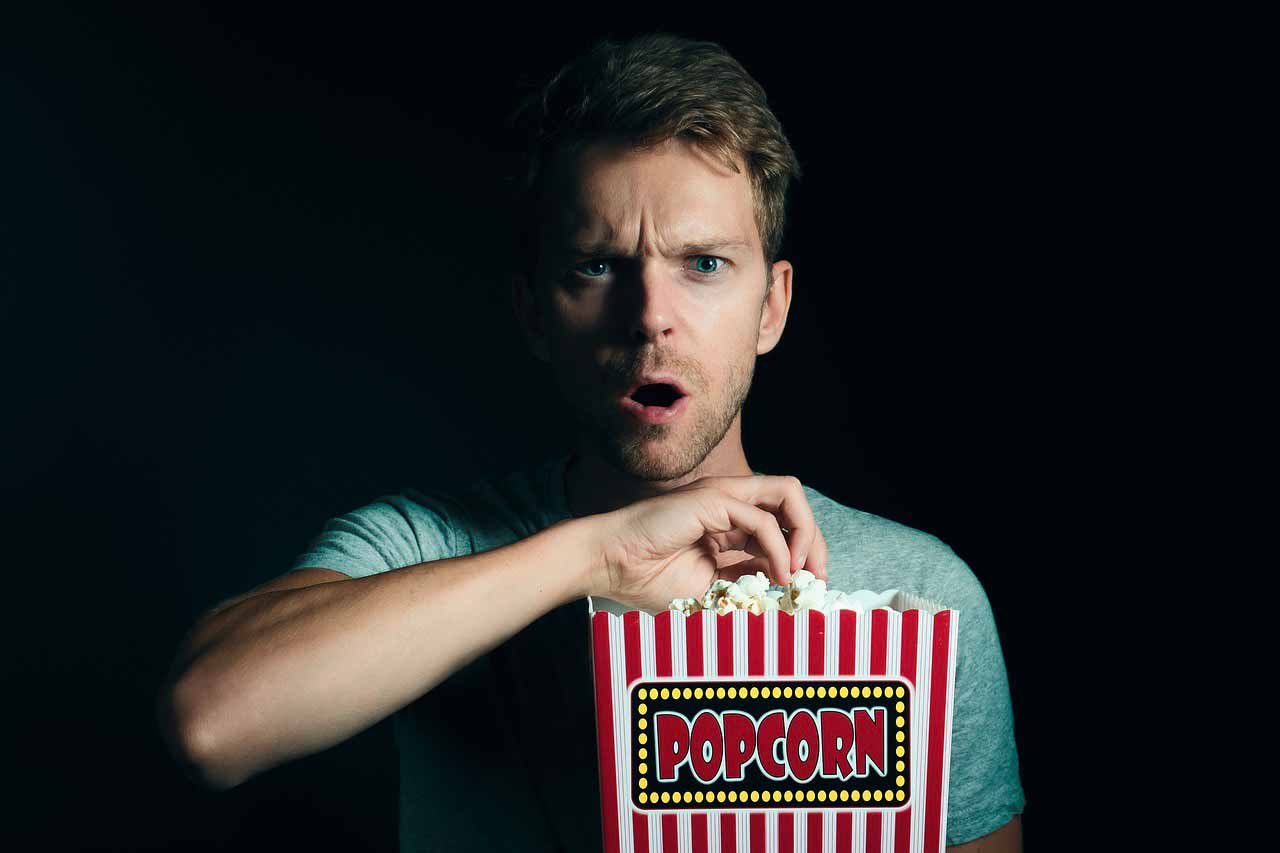 Un homme en train de manger du popcorn