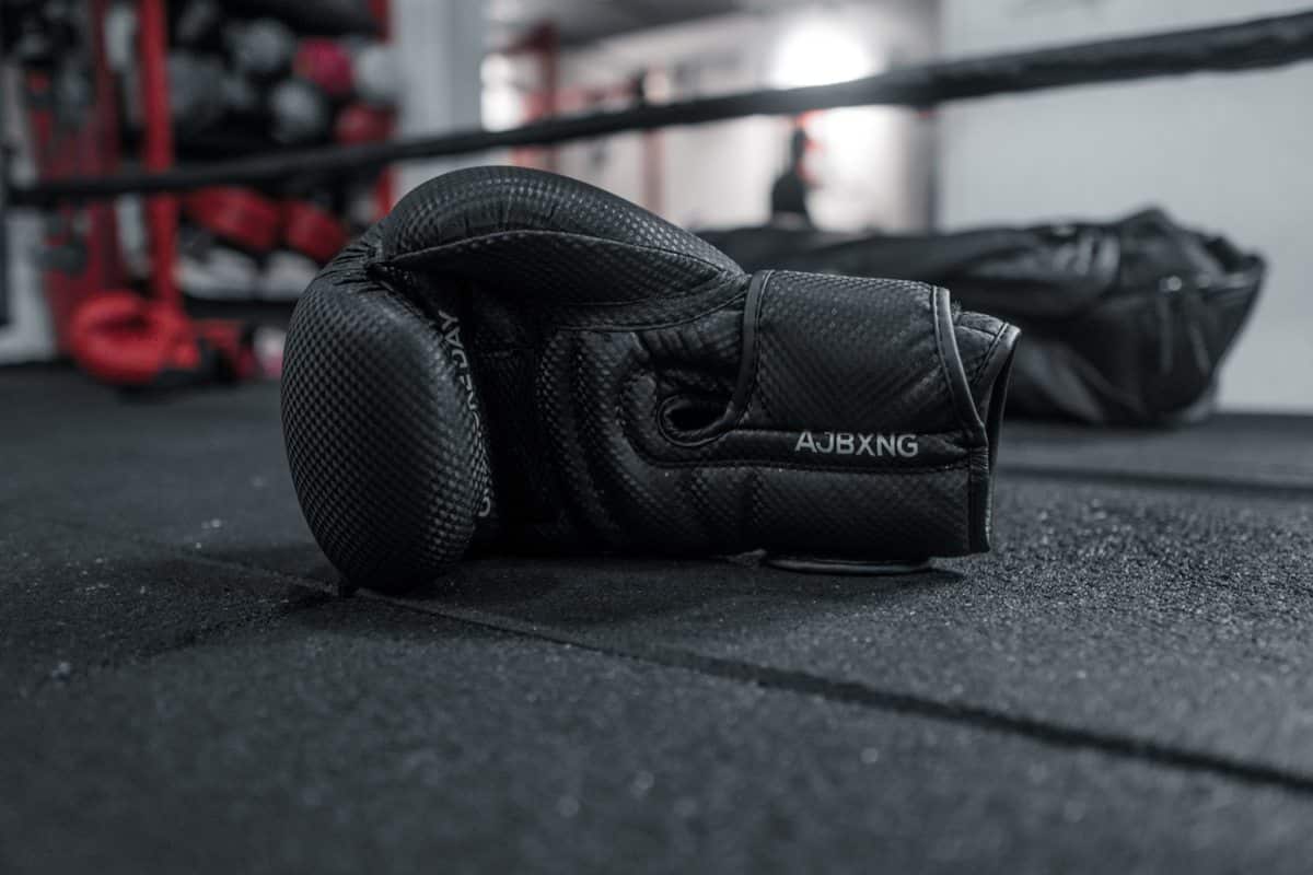 Des gants de boxe posés sur un ring