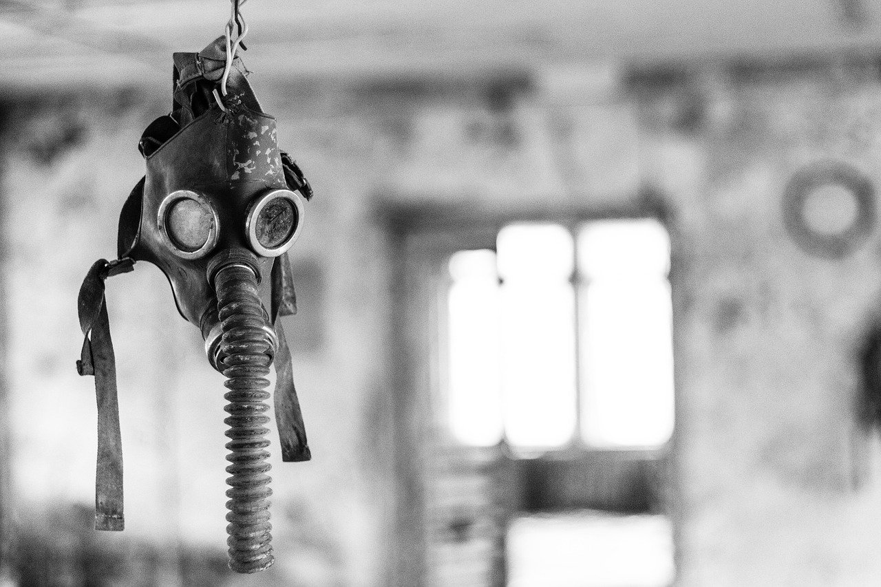 Un masque à gaz suspendu