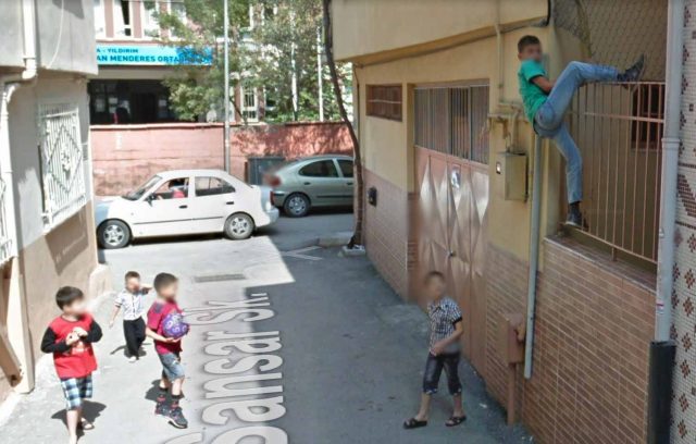 Un garçon en train de franchir une barrière sur Google Maps