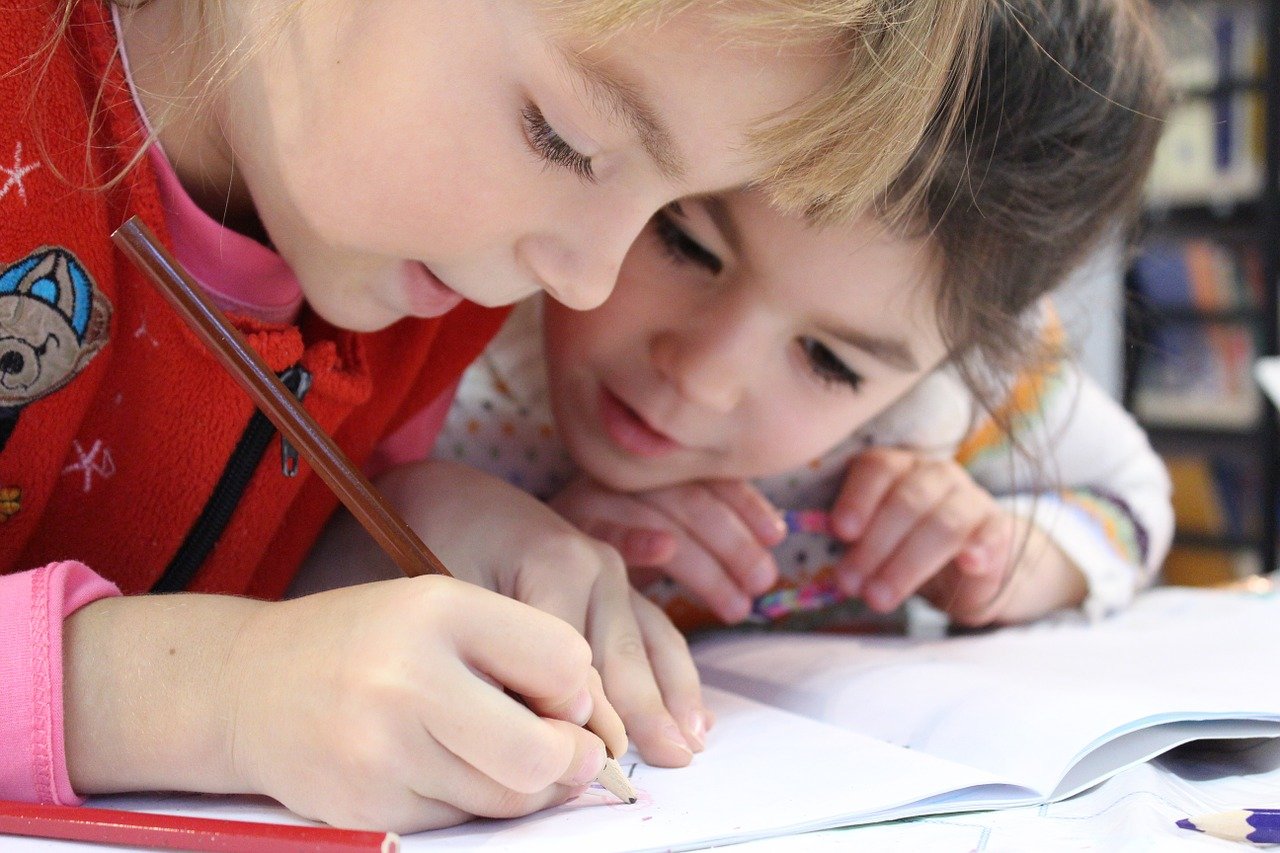 Des enfants en train d'écrire