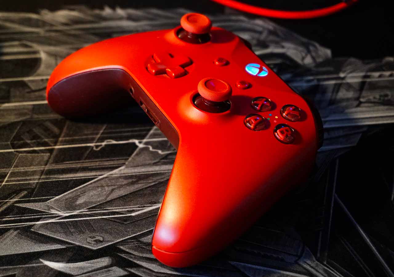 Une manette de Xbox rouge