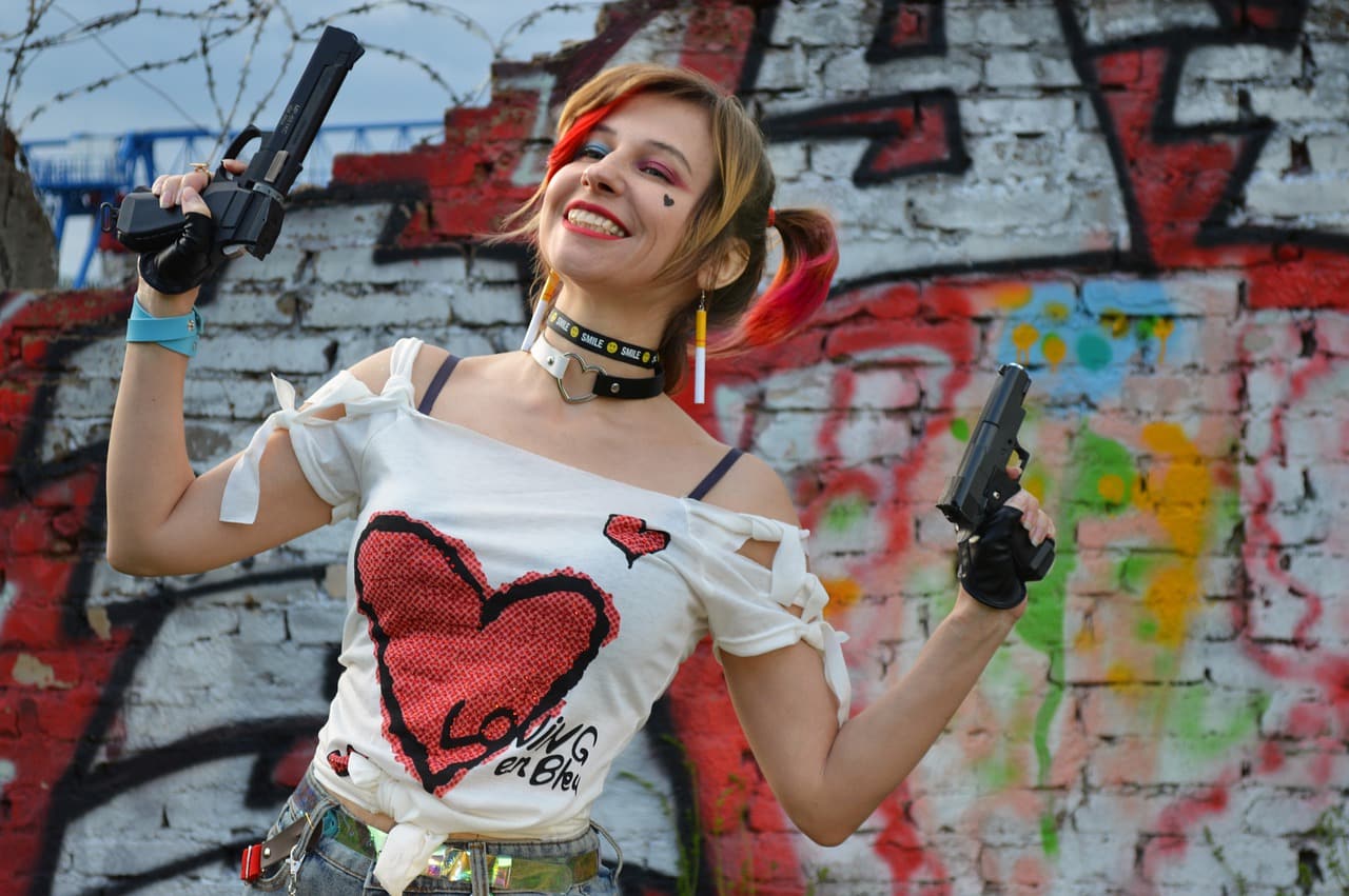 Une femme habillée en tenue d'Harley Quinn