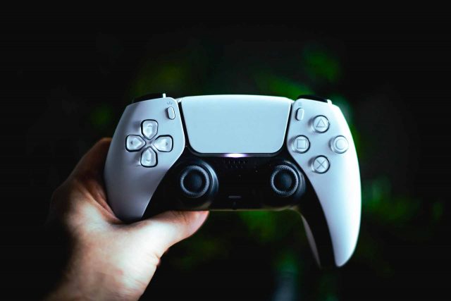 Une photo de la DualSense, la manette de la PS5