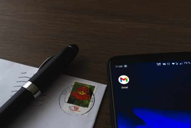 L'icône de Gmail à côté d'une enveloppe