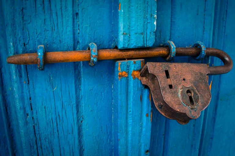 Un cadenas fixé sur une porte