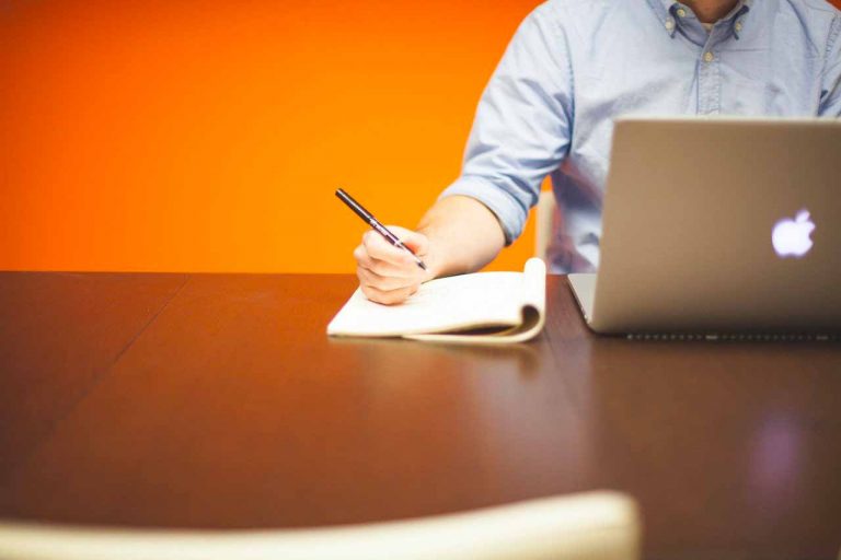 La photo d'un homme en train de travailler sur son Mac