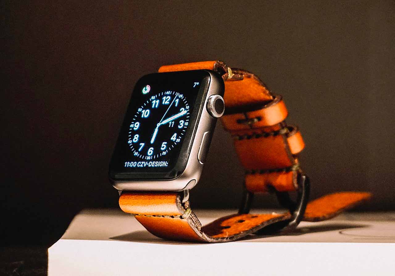 Une Apple Watch posée sur un bureau