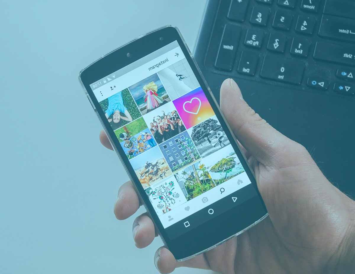 Un smartphone tenu en main