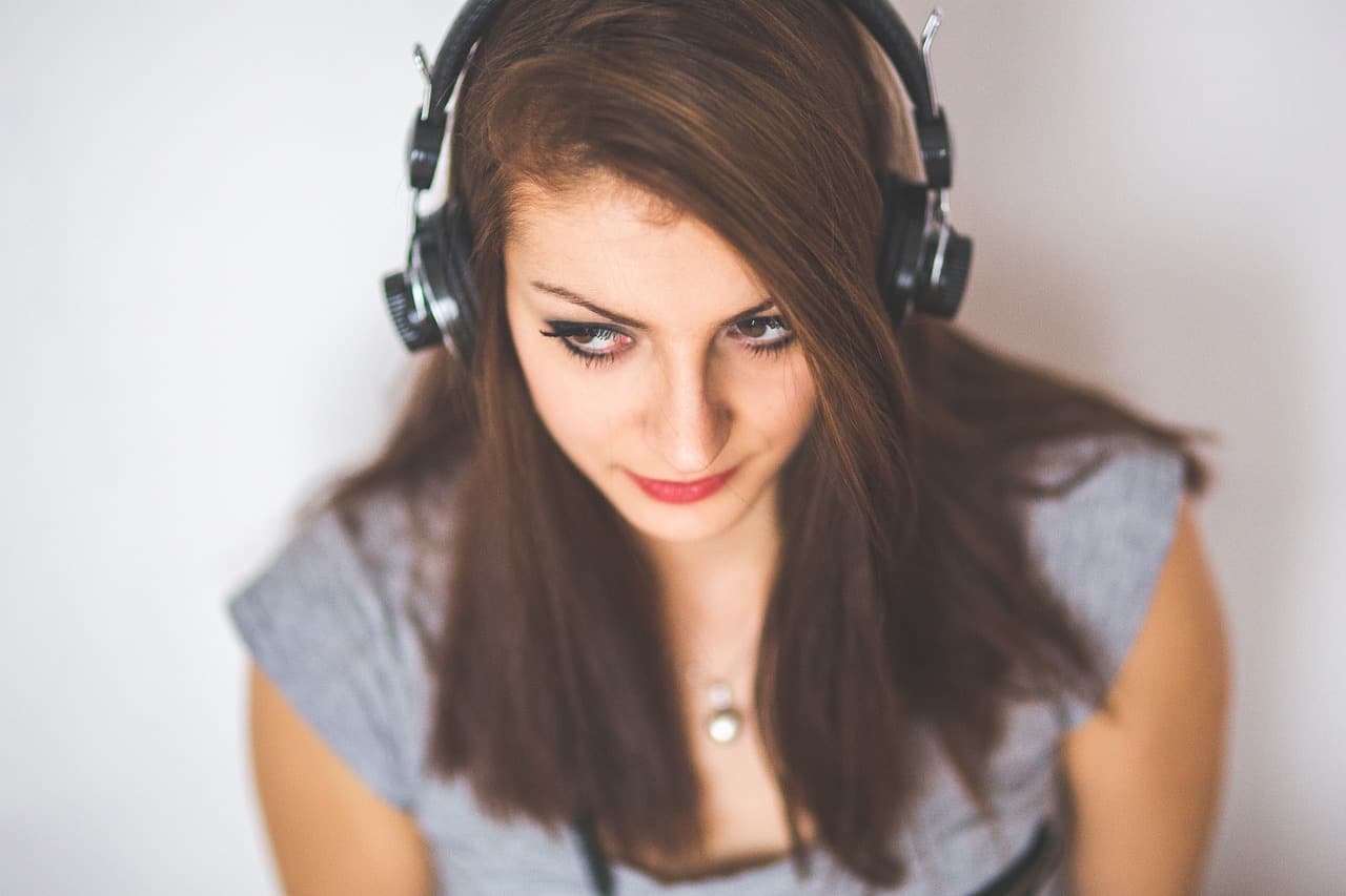 Une femme écoutant de la musique