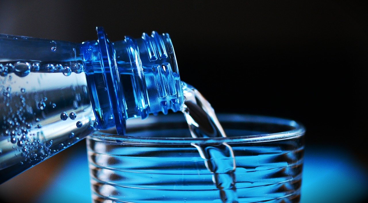 Cette étude va vous donner envie d’arrêter l’eau en bouteille