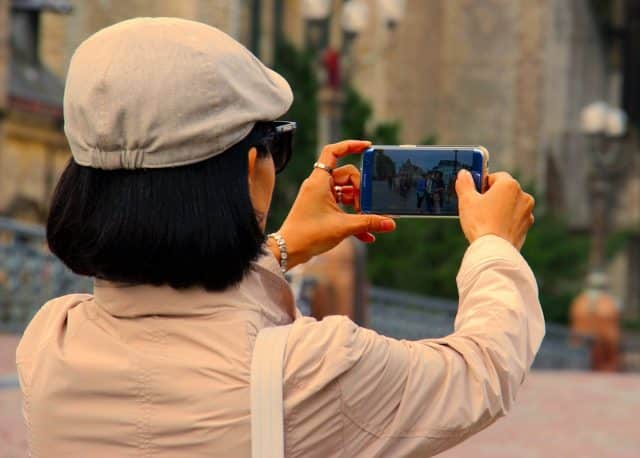 Une femme prenant une photo