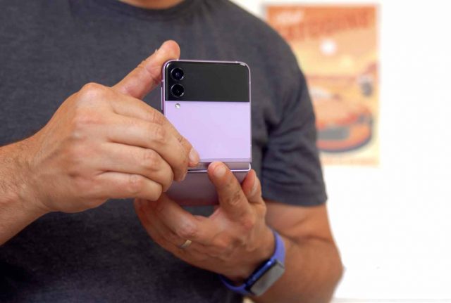 Le Galaxy Z Flip 3 à moitié ouvert