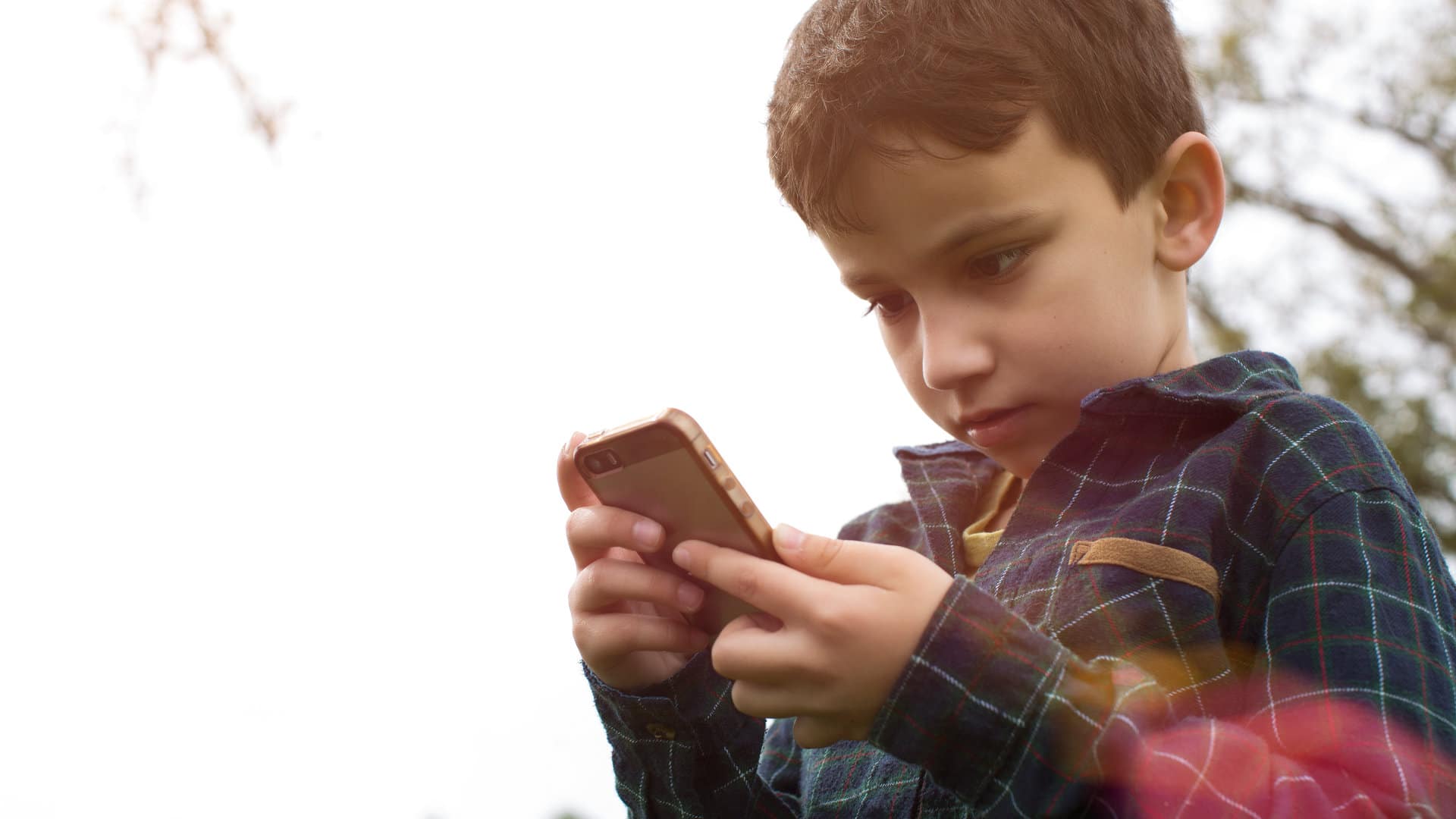 Un enfant surfant sur Google via son smartphone