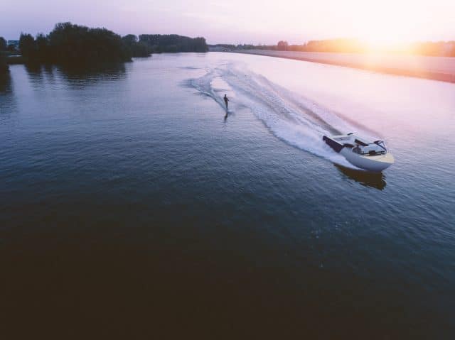 Le bateau électrique Arc One en mouvement sur l'eau d'une rivière