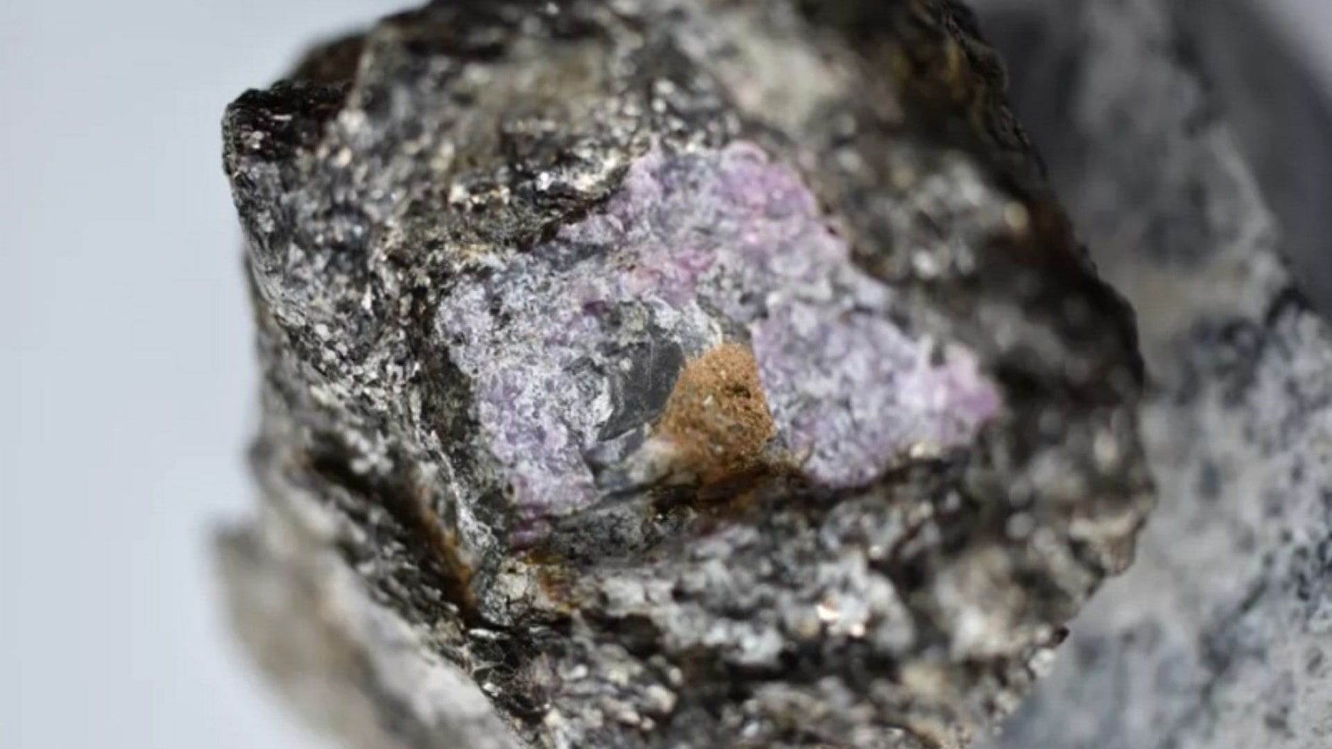 Un rubis de 2,5 milliards d'années contient du graphite.