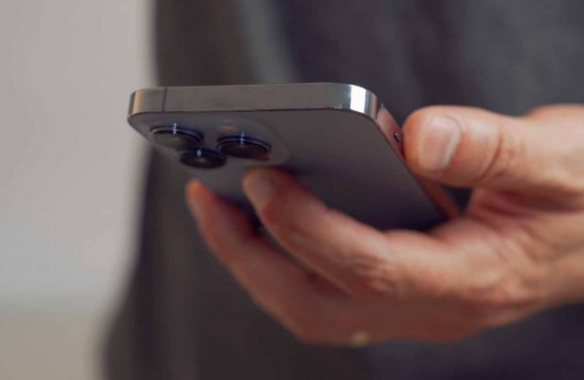 L'iPhone 13 Pro Max est lourd en main, peut être même un peu trop