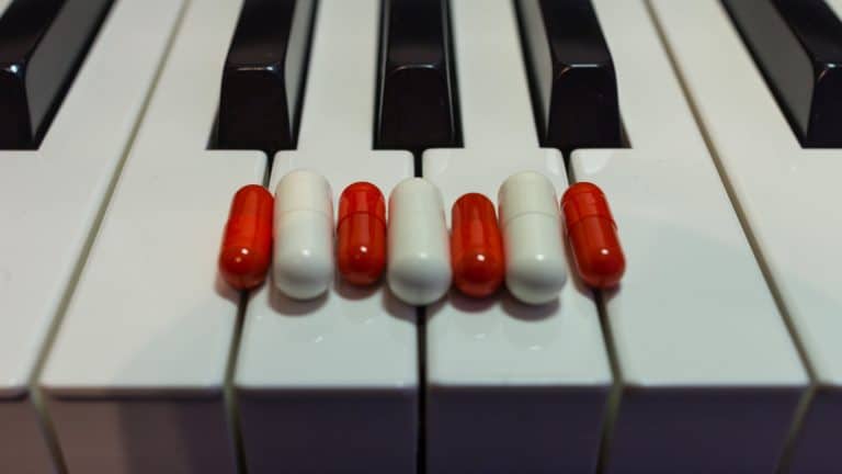 Des pilules sur un piano