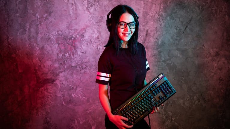 Une fille gameur tenant son clavier