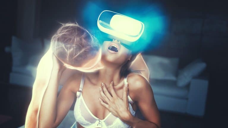 femme mettant un casque de réalité virtuel avec un amant digital