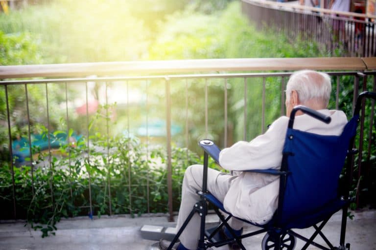 Un vieil homme assis sur une chaise roulante