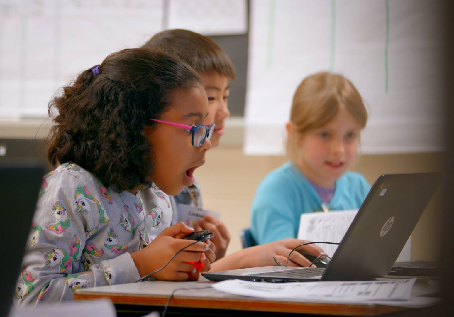 Des enfants en train d apprendre devant un ordinateurs
