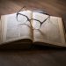 Lunettes et livre