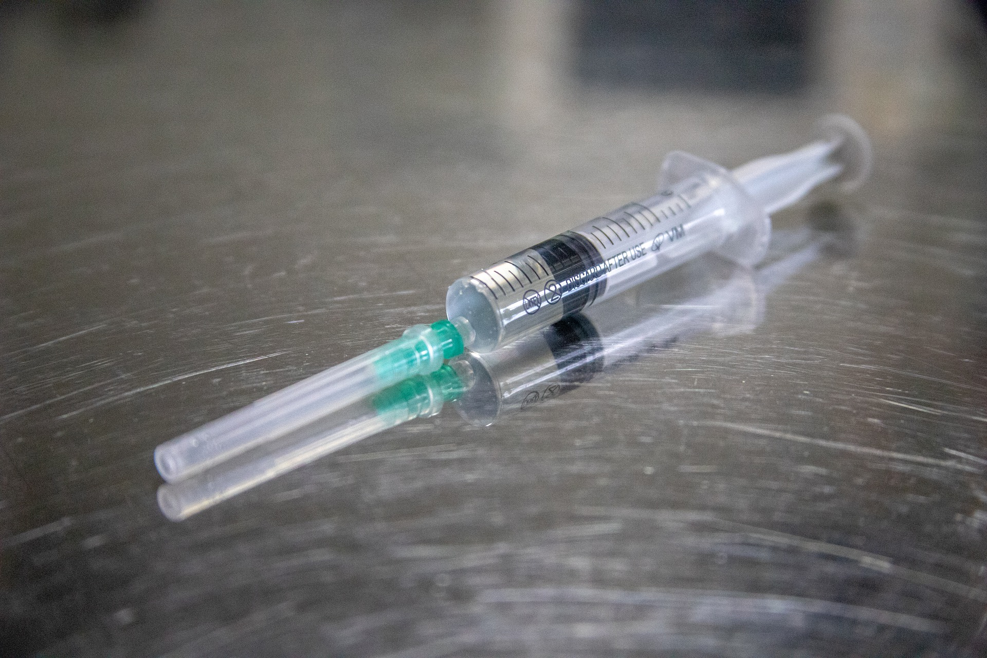 Un Italien anti-vaccination a essayé de tromper les agents de santé avec un faux bras en silicone