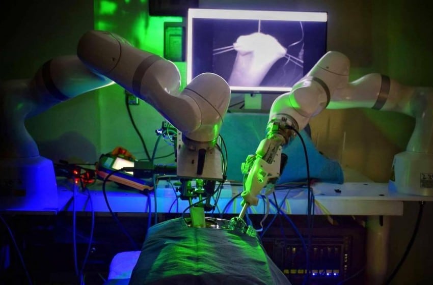 Ces bras robotiques réalisent à eux seul une opération chirurgicale